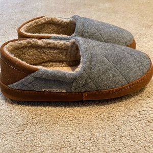 *BRAND NEW NEVER WORN* Woman’s REI slippers considered a “medium”(6.5-7.5)